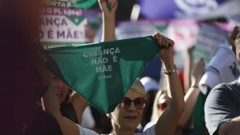 Manifestantes protestam contra PL do Aborto no Rio e em São Paulo
