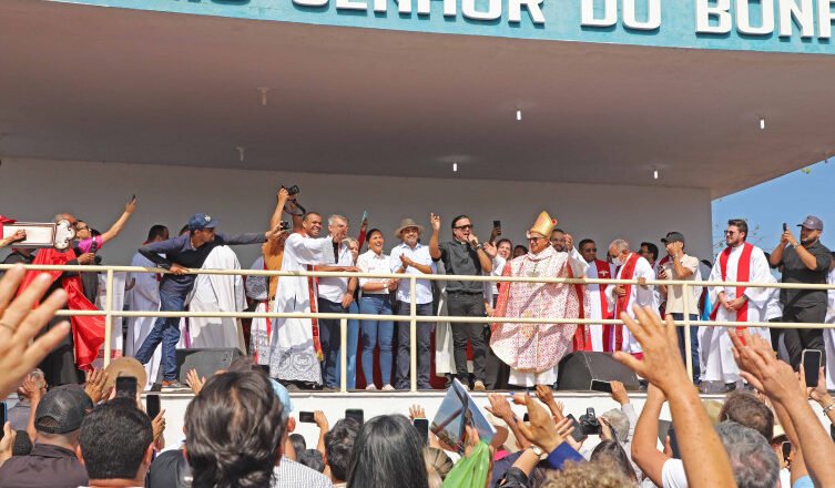 Em Natividade, governador Wanderlei Barbosa se junta aos romeiros na Missa Campal e anuncia feriado estadual do Senhor do Bonfim