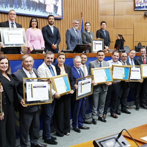 Assembleia homenageia o ex-senador João Ribeiro e entrega títulos de cidadãos tocantinenses